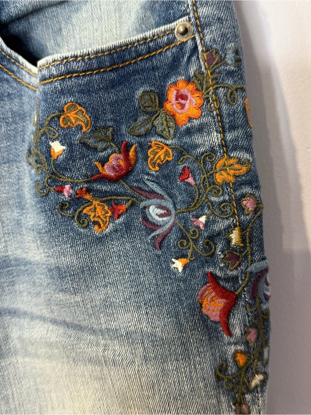 Driftwood Kelly Floral Embroidered Light Blue Women's Jeans, size 29. Like new! - Picture 4 of 8